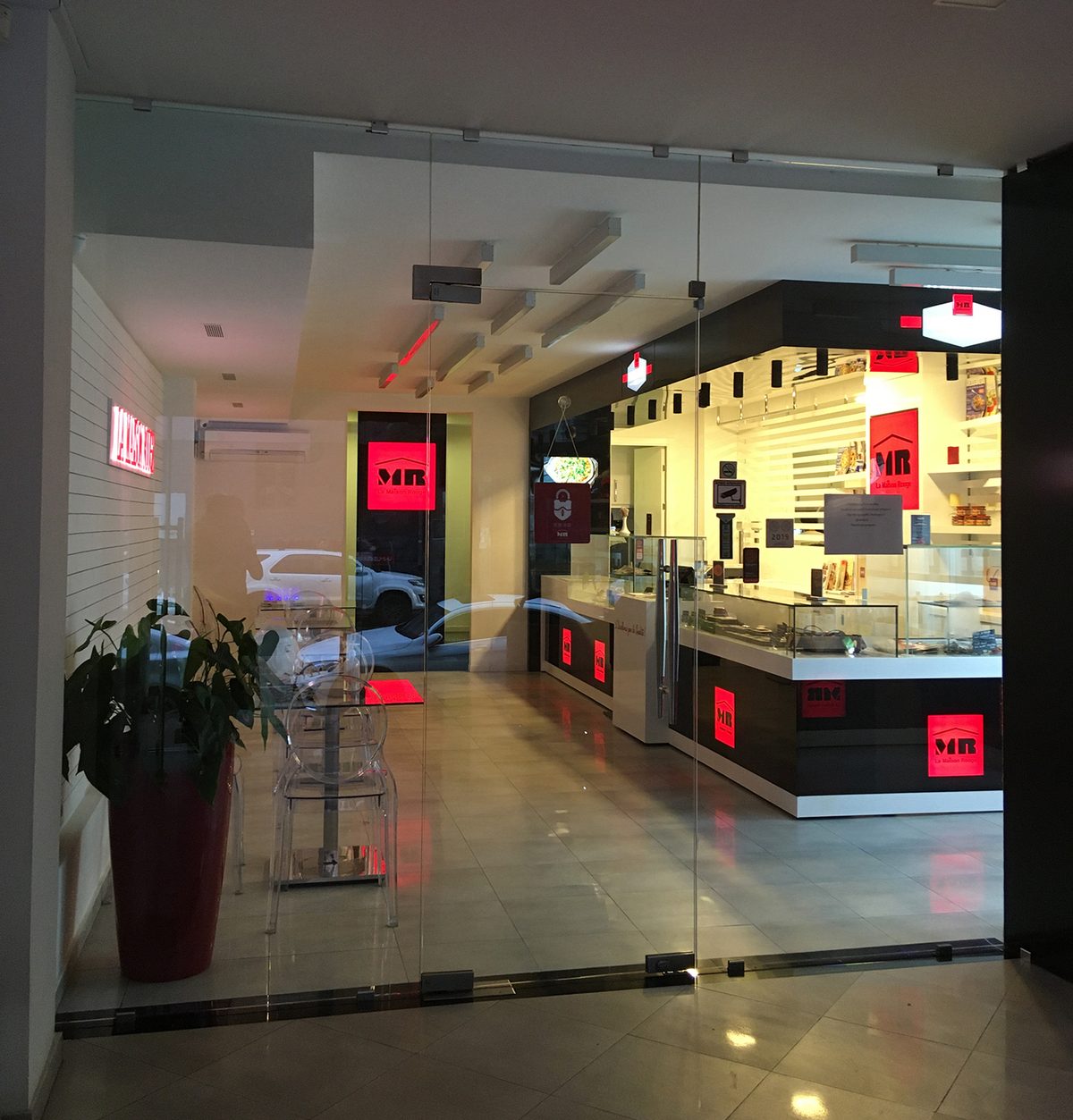 La Maison Rouge  boutique cafe